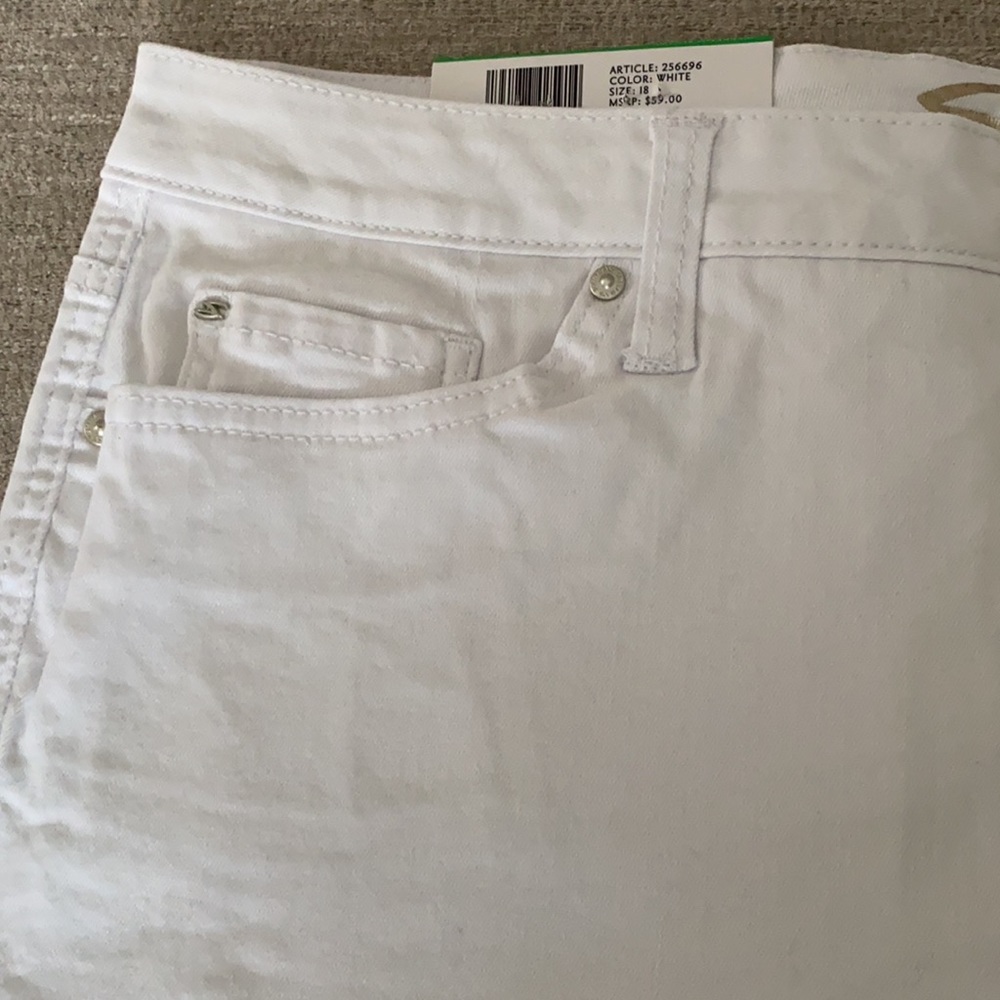 Seven7 - white jean , 5”Inseam  “Weekend Shorts” Size 18 NWT. - Picture 4 of 10